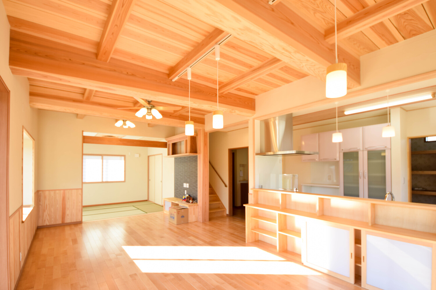 光りがやさしく室内に入って快適。心地よく暮らしやすい木の家